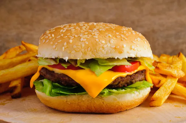 Cheeseburger e patatine fritte Foto Stock Royalty Free