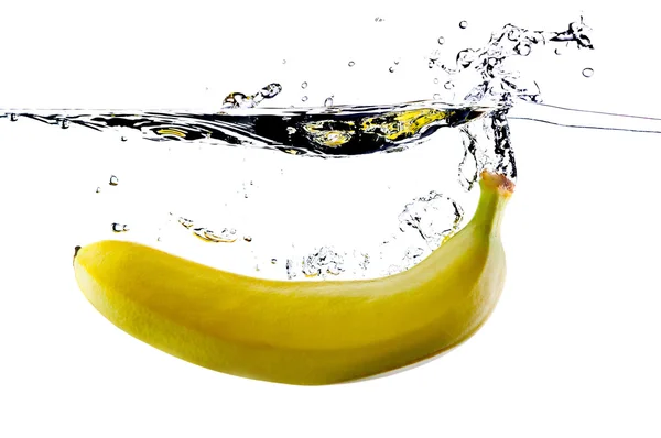 Banana salpicando na água — Fotografia de Stock
