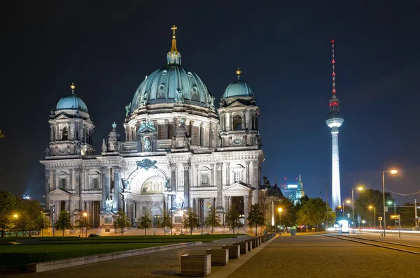 在柏林在夜半球和电视塔 — 图库照片