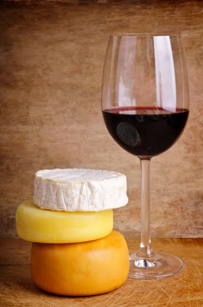 Cheese and glass of red wine — Stock Photo, Image