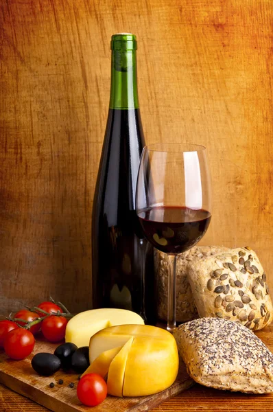 Натюрморт с сыром и вино — стоковое фото