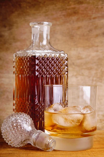 Glas en fles whisky — Stockfoto