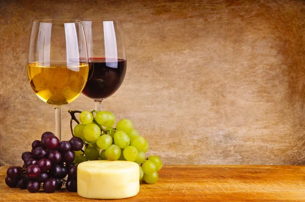 Víno, hrozny a sýrem — Stock fotografie