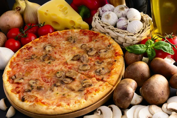 Traditional vegetarian pizza — Stock Photo, Image