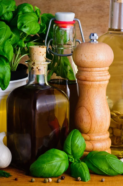 Оливкова олія, трави та спеції — стокове фото