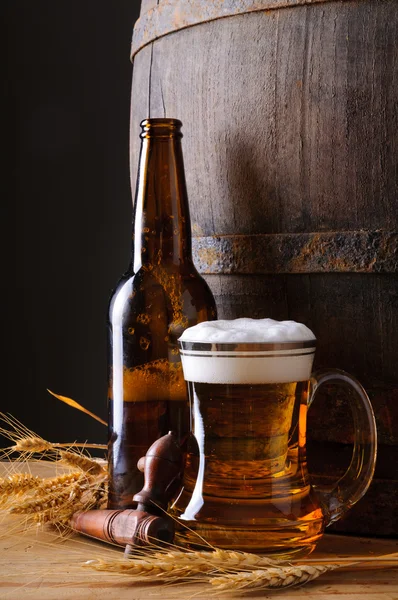 Caneca de cerveja e garrafa — Fotografia de Stock