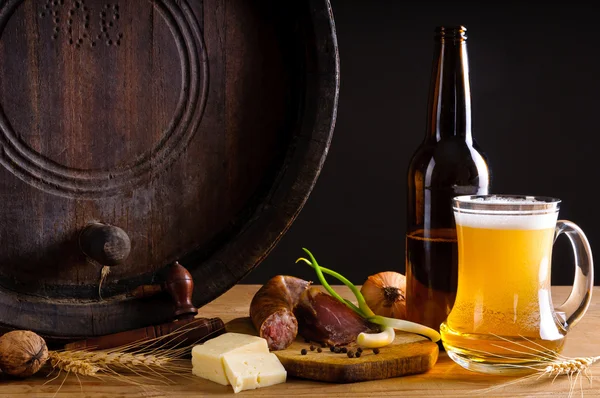 伝統的な夕食とビール — ストック写真