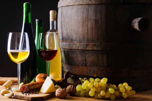 Kolacja z wina i tradycyjne potrawy — Zdjęcie stockowe