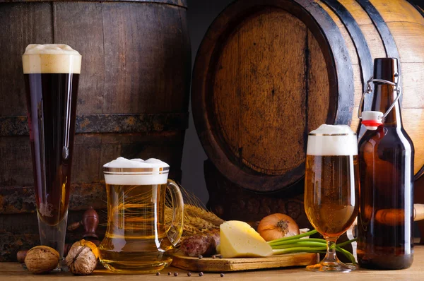Cerveja e comida tradicional — Fotografia de Stock