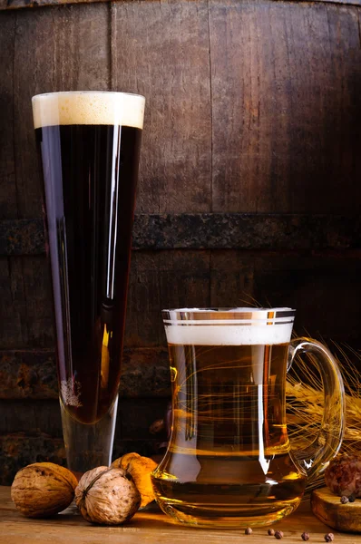 暗い部分と明るいビール — ストック写真