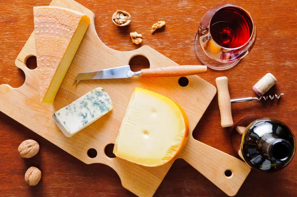 Peynir tabağı ve kırmızı şarap — Stok fotoğraf