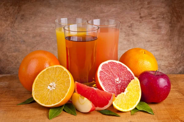 Свежий сок и фрукты — стоковое фото