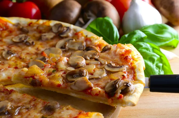Pizza casera — Foto de Stock