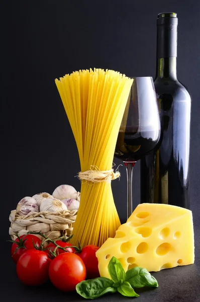 Spagetti makarna ve şarap — Stok fotoğraf