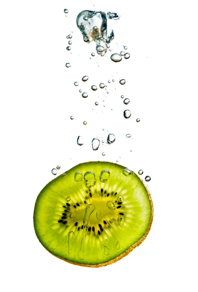 Fetta di kiwi in acqua — Foto Stock