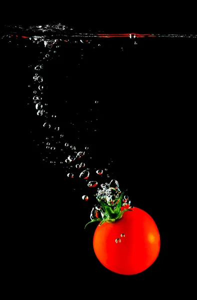 Tomate afundando na água — Fotografia de Stock