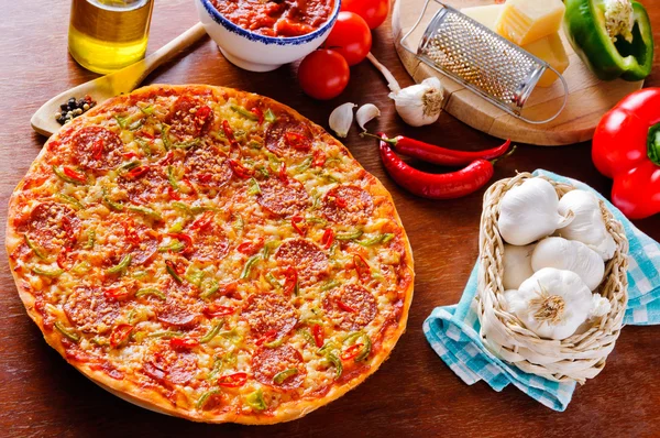 Italiaanse pepperoni pizza — Stockfoto