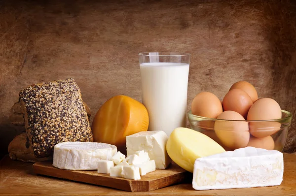Formaggi, pane, latte e uova Foto Stock