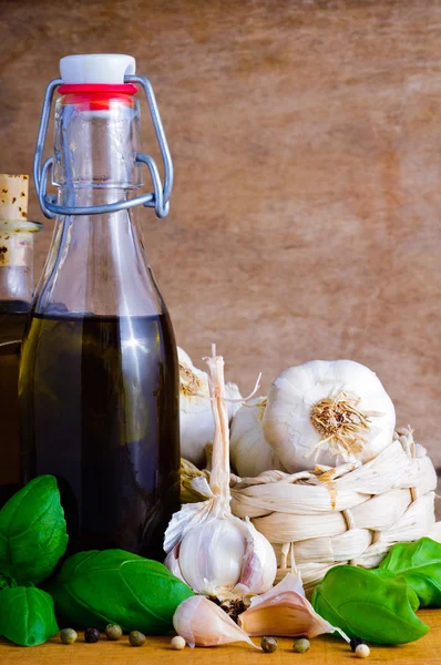 Olijfolie, garlic00 en basilicum — Stockfoto