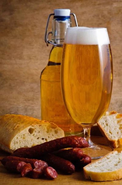 Sušený salám, pivo a chleba — Stock fotografie