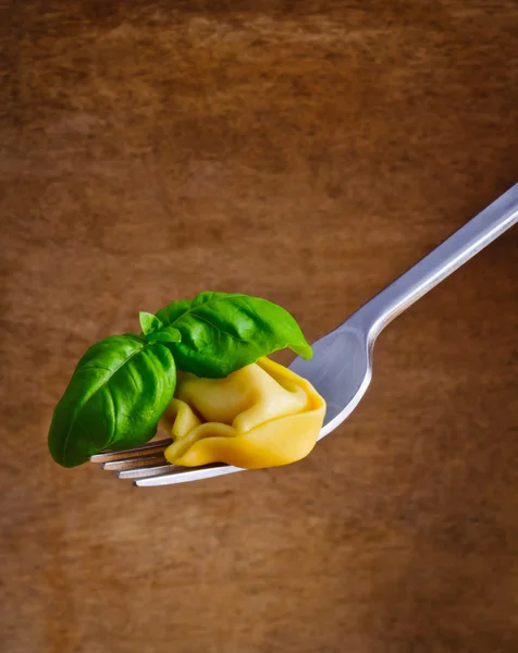 Tortellini op een vork — Stockfoto