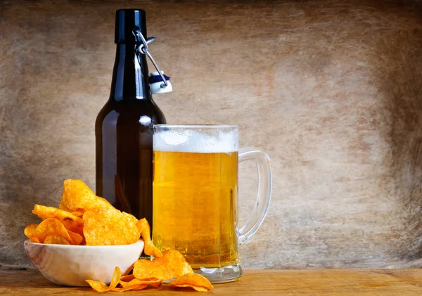 Beer and potato chips — Stock Photo, Image