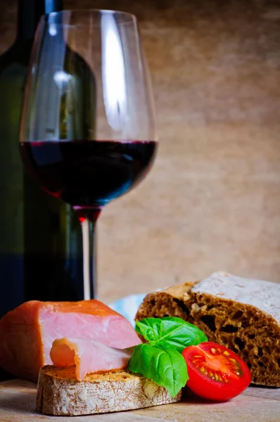 Tapas e vinho — Fotografia de Stock