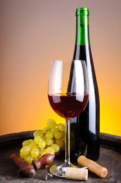 Stilleben med rött vin och druvor — Stockfoto