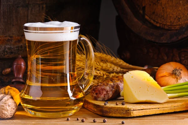 Rustik yemek ve bira — Stok fotoğraf