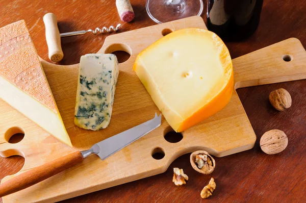 Natura morta con bordo di formaggio — Foto Stock