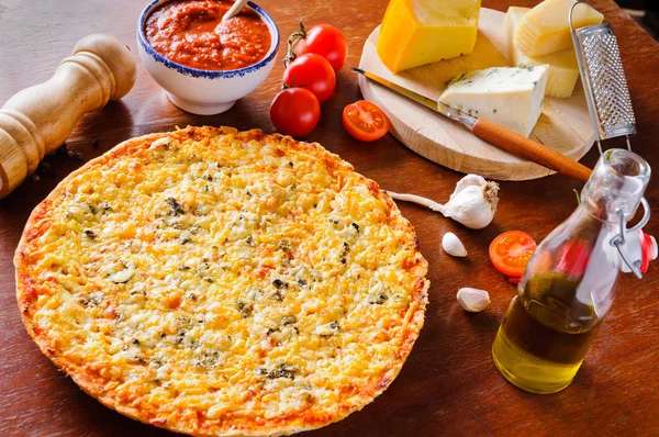 伝統的なチーズのピザ — ストック写真