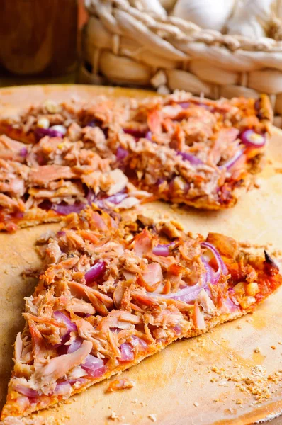 Pizza s tuňákem a cibulí — Stock fotografie