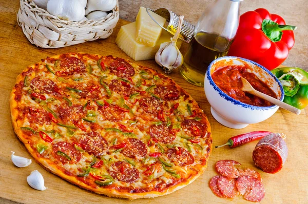Pizza italiana e ingredientes — Foto de Stock