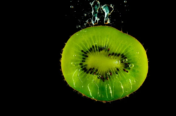 Kiwi ovoce ve vodě — Stock fotografie