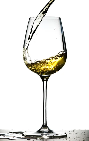 Derramando vinho branco — Fotografia de Stock
