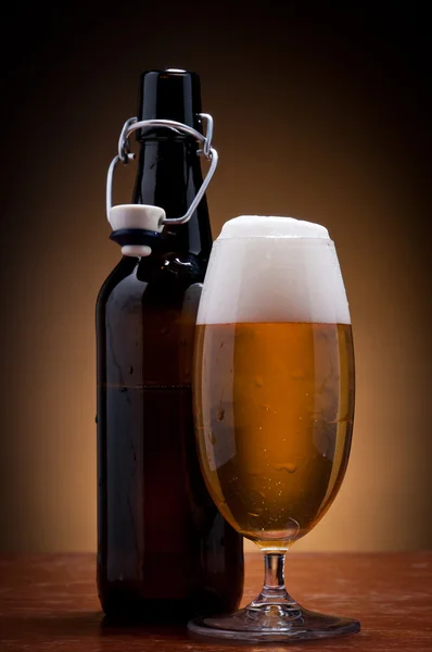 Glas en flesje bier — Stockfoto