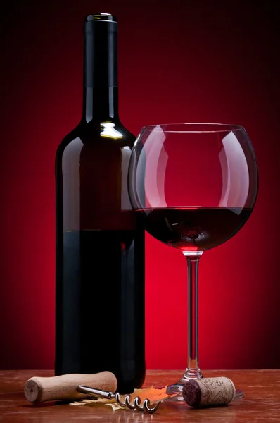 Üveg- és üveg vörös bort — Stock Fotó