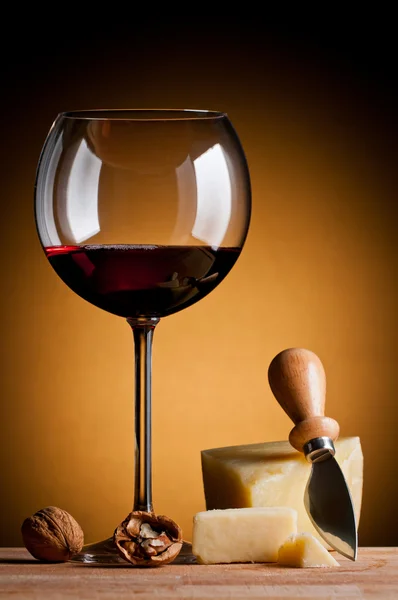 Červené víno a tvrdý sýr — Stock fotografie