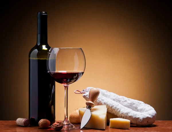 Wijn, harde kaas en salami — Stockfoto