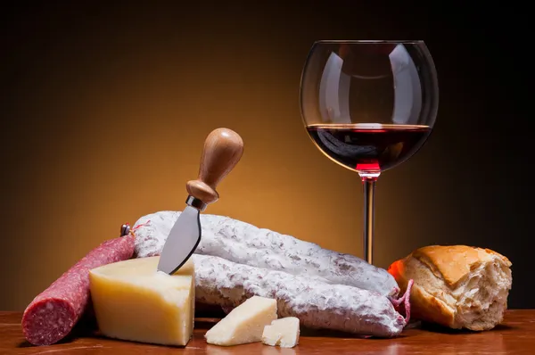 Salami, ost och vin — Stockfoto