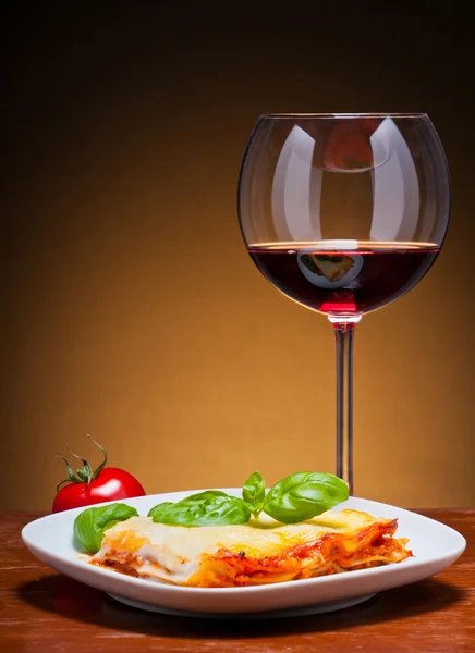 Lasagne en rode wijn — Stockfoto