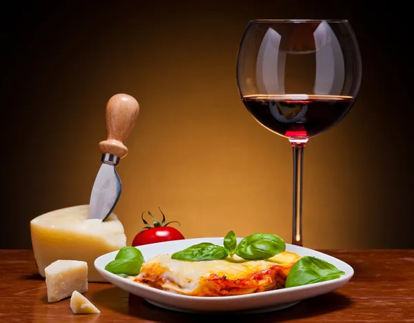 Lasagne und Wein — Stockfoto