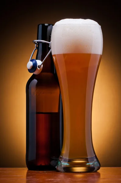 Copo e garrafa de cerveja — Fotografia de Stock