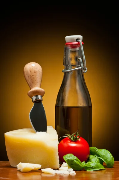 Parmesan ve zeytin yağı — Stok fotoğraf