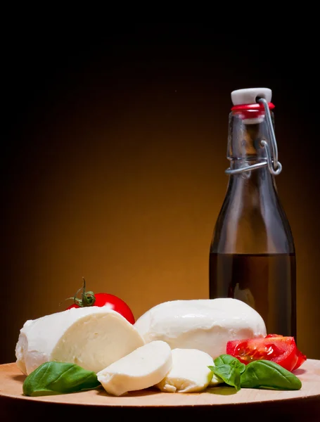Mozzarellou, bazalkou a rajčaty — Stock fotografie