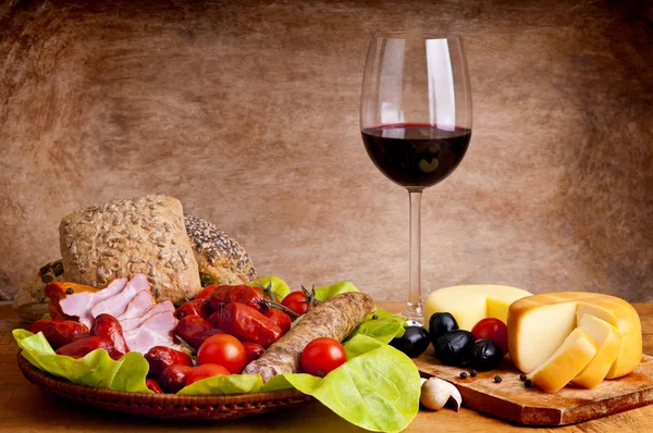 Comida tradicional e vinho — Fotografia de Stock