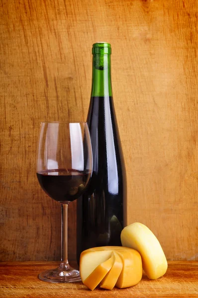 Красное вино и сыр — стоковое фото