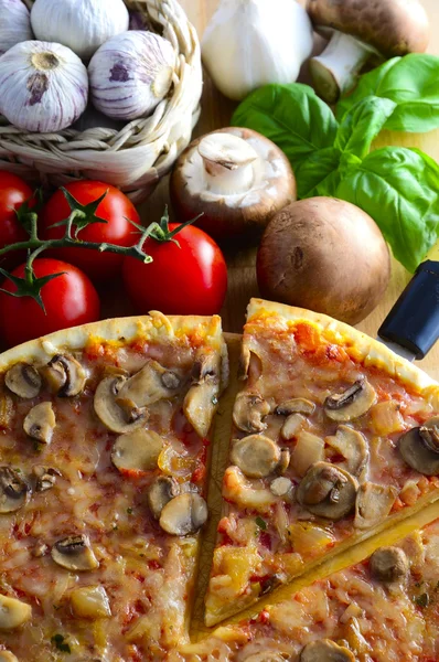 Traditionele Italiaanse pizza — Stockfoto