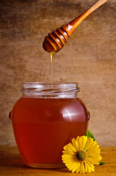 Verter miel — Foto de Stock