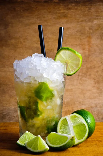 Bere cocktail caipirinha — Foto Stock